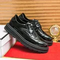 Κλασικά μαύρα λουστρίνι παπούτσια brogue με μια χοντρή σόλα πλατφόρμα για άνδρες - 38 / Μαύρο (2255)