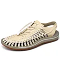 Detalle de las sandalias de playa tejidas beige con un diseño de cuerda ajustable - Beige