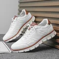 Stijlvolle witte fly-knit hardloopsneakers met bruine lederen accenten en zachte zolen. - 40 / Wit