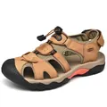 Sandalias de cuero marrón duraderas para hombre con punta cerrada y suela de goma resistente - Dorado