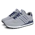 Grijze herensneakers met donkerblauwe strepen en een zachte warme pluchen voering - 38 / Fleece Thermische Stijl / Grijs