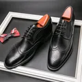 Elegante schwarze Brogue-Schuhe aus Leder mit aufwendig geschnitzten Flügelkappendetails - 38 / Mattschwarz