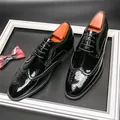 Klassische schwarze Brogue-Schuhe aus Lackleder mit elegantem geschnitztem Muster - 38 / Glänzend Schwarz