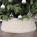 Vue détaillée de la jupe de sapin de Noël en tricot blanc avec un joli motif de tresses. - Tricot Torsadé Blanc