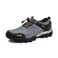 Ademende grijze mesh outdoorschoenen voor heren met zwarte rubberen zool en sportlogo - 38 / Grijs