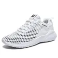 Ademende witte mesh heren sportschoenen met een opengewerkt design en mode branding - 37 / Wit