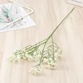 Vue détaillée d'une branche de gypsophile artificielle blanche sur une table en bois. - Blanc Cassé