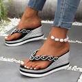 Detalle de chanclas de cuña para mujer con pedrería brillante y suela de plataforma alta. - 36 / Negro