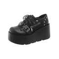 Vue latérale de chaussures gothiques noires à plateforme avec boucle et fermeture éclair - 36 / Noir (623)