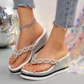 Elegante zilveren wedge slippers met prachtige parel- en strass versieringen. - 36 / Roze