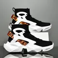 Zapatillas altas de hombre en negro con suelas blancas gruesas y correas naranjas - 39 Talla Deporte Estándar / Negro y Blanco