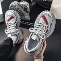Trendy ademende herensneakers met dikke zool met bandenprofiel in grijs en rood tinten - 39 / Grijs Rood