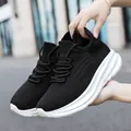 Comfortabele ademende zwart gebreide heren hardloopschoenen met dikke witte zolen - 36 / Zwart Wit