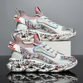 Baskets à lame blanches pour hommes avec motifs graffiti colorés et détails holographiques - Blanc