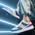 Eleganti sneakers da uomo bianche e blu con un design a pannelli traspiranti per scarpe da tavola - 38 / Blu Rosso (Stile di Tendenza)