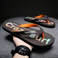 Modische rutschfeste Herren-Flip-Flops mit orangefarbenen Riemen und Surf-Muster-Design - 40 / Braun