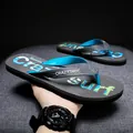 Lässige Herren Flip-Flops in Grau mit 'CRAZY SURF' Print und leuchtend blauen Riemen - 40 / Graublau