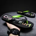 Lässige schwarz-lindgrüne Strand-Flip-Flops für Herren mit Crazy Surf Grafik-Print-Details - 40 / Schwarz & Grün