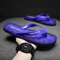 Lila Flip-Flops für Herren mit geometrischem Muster und weichen, rutschfesten Sohlen - 40 / Cyan