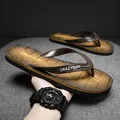 Bequeme braune Herren-Strand-Flip-Flops mit geometrischem Muster und CRAZYSURF-Logo - 40 / Braun