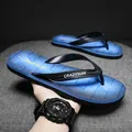 Herren-Flip-Flops in Blau mit geometrischen Mustern und Crazy Surf Logo-Branding. - 40 / Schwarz Blau