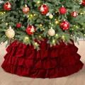 Détail d'un luxueux tapis de sapin de Noël en velours rouge à volants pour décoration - Velours Rouge Plissé