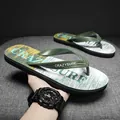 Lässige Herren-Flip-Flops mit grünen Riemen und rutschfester Sohle mit CRAZYSURF-Aufdruck - 40 / Modisch / Armeegrün
