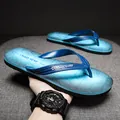 Herren Sommer Flip-Flops in blauem Verlauf mit geometrischem Muster und Crazy Surf Logo - 40 / Hauptstil / Dunkelblau