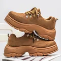 Sneaker uomo con plateau in camoscio marrone, suola spessa e lacci stile escursionismo - 39 / Stile Rivetto / Giallo