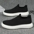 Ademende zwarte mesh slip-on sportsneakers voor heren met een stevige witte zool - 36 / 235-Serie / Zwart Wit