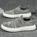 Ademende grijze gebreide slip-on herensneakers met een comfortabele dikke witte zool - 36 / 235-Serie / Rijstgrijs