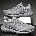 Scarpe da corsa in mesh grigio traspirante da uomo con delle suole spesse e leggere - 38 / Grigio