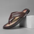 Chanclas de hombre premium en marrón con motivo de cocodrilo y suela antideslizante - 39 / Marrón