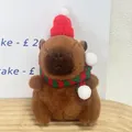 Schattige mini capibara knuffel met rode kerstmuts en gestreepte sjaal sleutelhanger cadeau - Kerst Rood Groene Sjaal Stijl