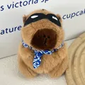Schattige bruine capibara pluche sleutelhanger met zwart masker en blauw slabbetje. - Zijden Sjaal en Masker Stijl