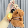Schattige bruine capybara pluche sleutelhanger met een oranje rugzak accessoire - Hamburger Stijl