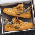 Zapatillas chunky para hombre amarillo mostaza con patrones geométricos en su caja - 40 / Amarillo Tierra