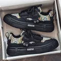 Zapatillas negras de suela gruesa con inserciones étnicas coloridas en caja blanca - 40 / Negro