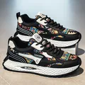 Sneakers maschili con suola spessa a nido d'ape e inserti con motivi etnici colorati - 40 / Nero