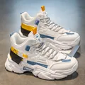 Sneaker alte da uomo con suola spessa e design patchwork colorato - 39 / Bianco
