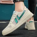 Sneaker casual bianche classiche con strisce verde metallizzato alla moda per un look trendy - 40 / B13 Beige
