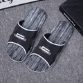 Stilvolle schwarz-weiß gestreifte rutschfeste Herren-Slipper für Sommer und Innenbereich. - 39 / Schwarz