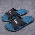 Rutschfeste Herren-Sandalen mit blauem Wellenmuster und schwarzem, strukturiertem Riemen - Schwarz Blau