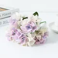 Primer plano detalle ramo de hortensias de seda artificial, escena decoración floral malva pastel. - Hortensia Impresa en Color - Morado