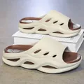 Ciabatte beige da uomo con suola spessa, plantare marrone e design traforato a onde - 40/41 / Beige Marrone