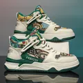 Sneaker alte da uomo in verde e bianco con vivace motivo a cartoni animati di orsi - 40 / Verde