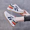 Stijlvolle heren casual sportsneakers in grijs en wit met marineblauwe details en wafelzool - 36 / Wit