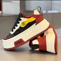 Primer plano de zapatillas retro con plataforma de lujo, textura de cuero premium y suela ondulada - 39 / Negro Rojo