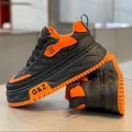 Primer plano de zapatillas con plataforma de diseño en negro y naranja, piel retro - 39 / Negro Naranja Floral
