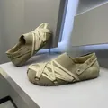 Gros plan de mocassins en daim kaki avec un laçage entrecroisé unique pour hommes. - 39 / Khaki
